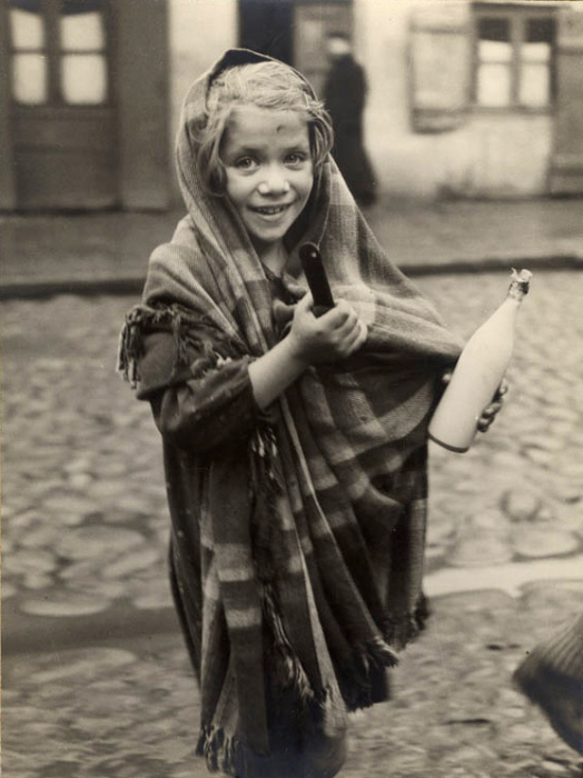 Девочка возвращается из магазина с горшком супа и бутылкой молока, Лодзь, 1935